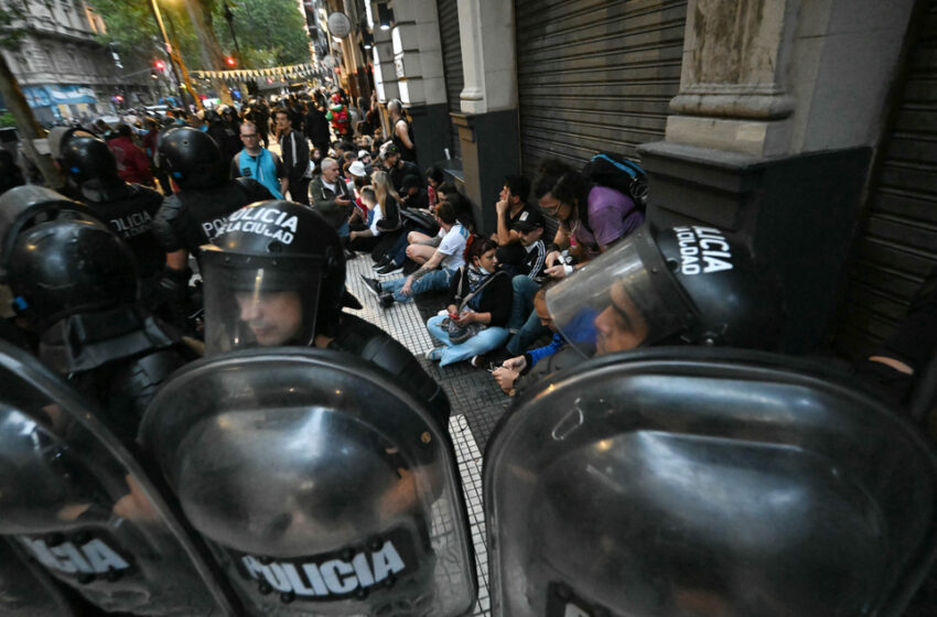  La marcha de los jubilados con los hinchas: represión, palos y gases