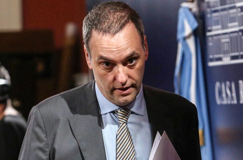 Adorni suma a su campaña el odio antimigrante