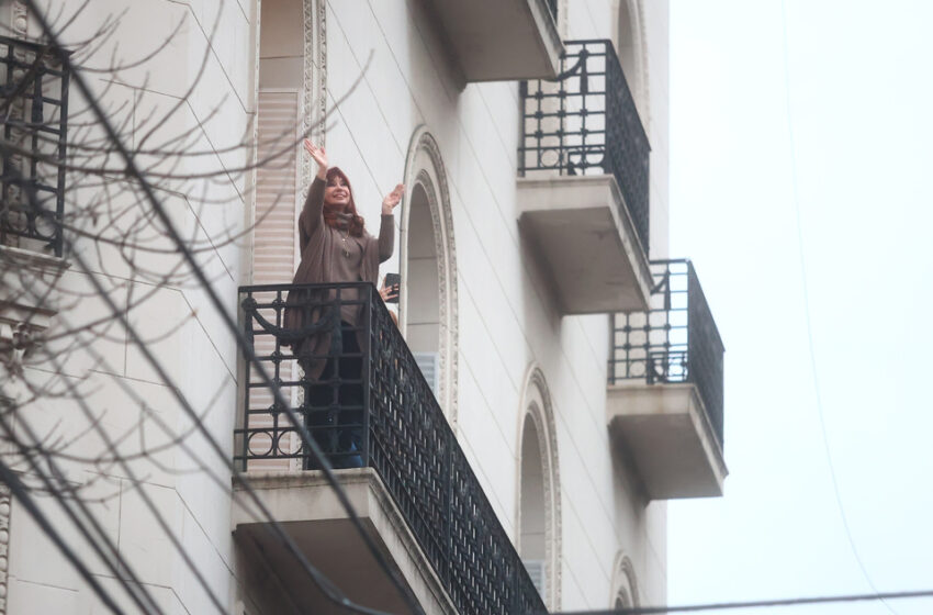 Cristina Kirchner podrá salir al balcón