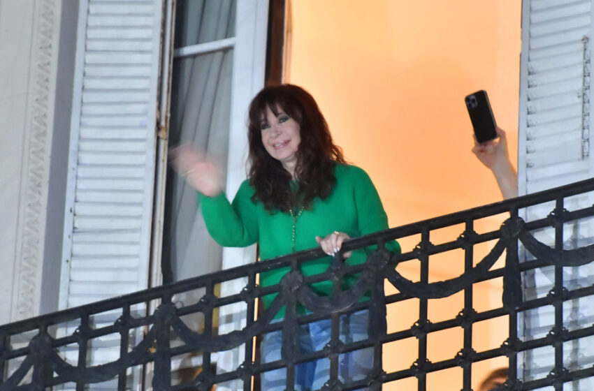 El balcón volvió a ser el nexo de CFK con su gente