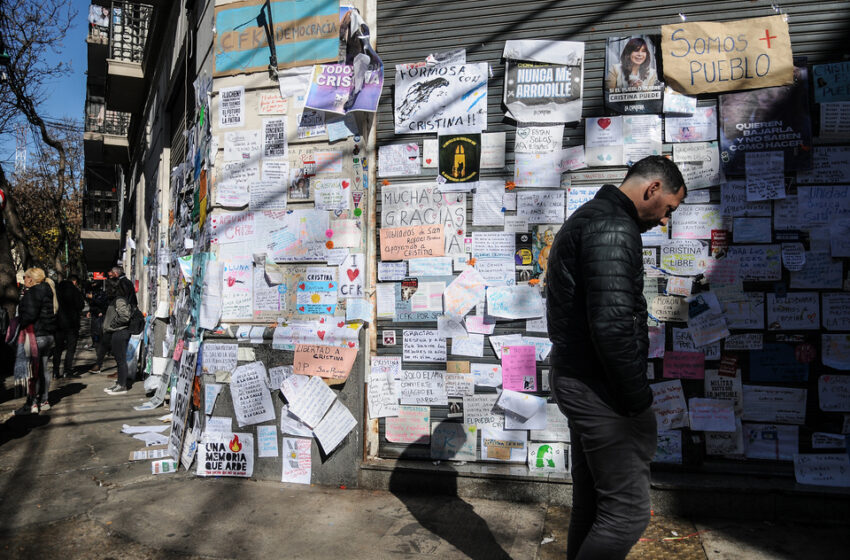 Una esquina que se convirtió en un altar popular al cielo abierto