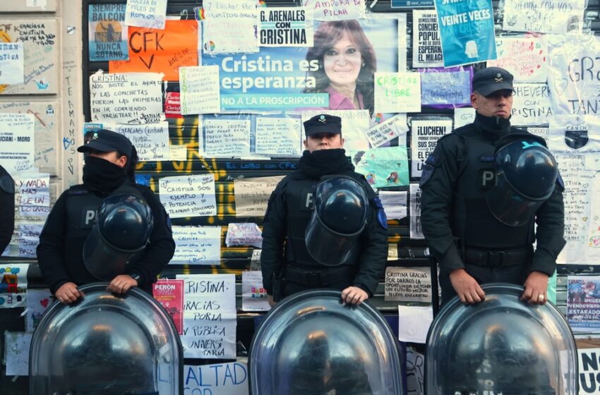 Los dueños del poder proscriben