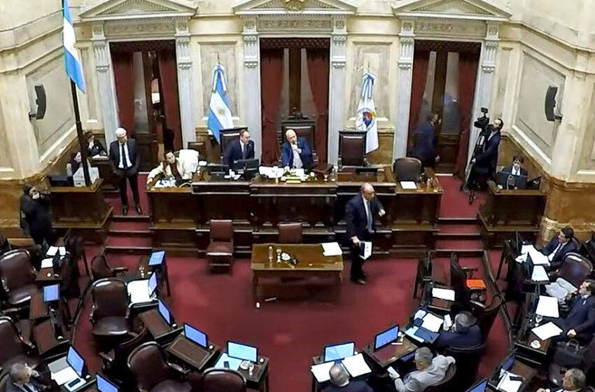 Un jefe de Gabinete en fuga: Francos abandonó el Senado sin completar su informe de gestión