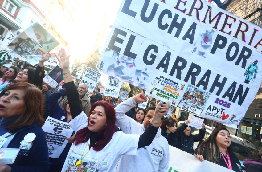 El Garrahan sigue movilizado: miles de personas marcharon a Plaza de Mayo en defensa de la salud pública