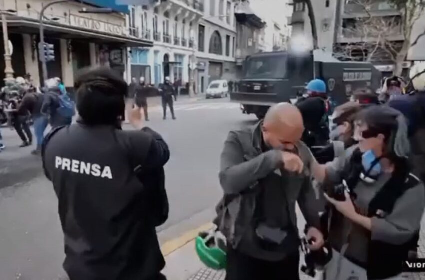 Así reprimía la policía a fotoperiodistas y manifestantes durante la marcha en defensa de los jubilados