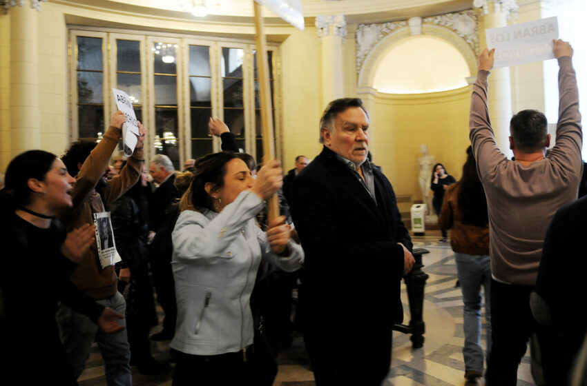 Un carapintada en la Legislatura porteña: los invitados pro-impunidad y los actos de repudio