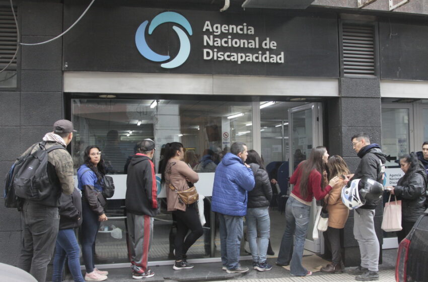 Largas filas de ajustados frente a la Andis: “Yo nací con esto, mi discapacidad no cambia”