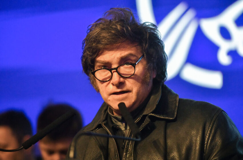  Golpeado, Milei reunió a su tropa para ordenar la campaña 
