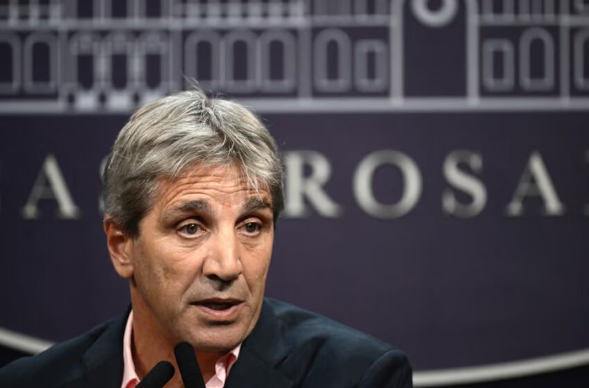 “Toto” Caputo promete ante empresarios despidos baratos y eliminación de impuestos