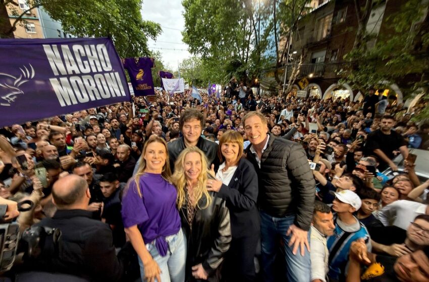Entre vallas y protestas, Milei llevó sus gritos por megáfono a Tres de Febrero