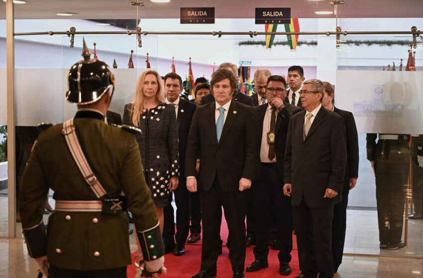  Milei participó de la ceremonia de asunción del presidente Rodrigo Paz Pereira